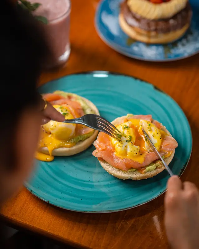 Sharing eggs Benedict