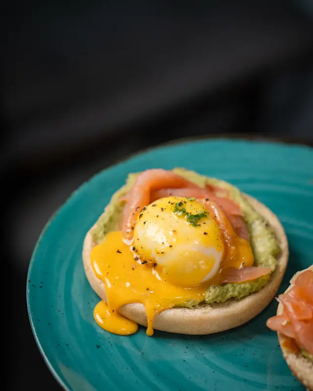 Eggs Benedict with smoked salmon and hollandaise