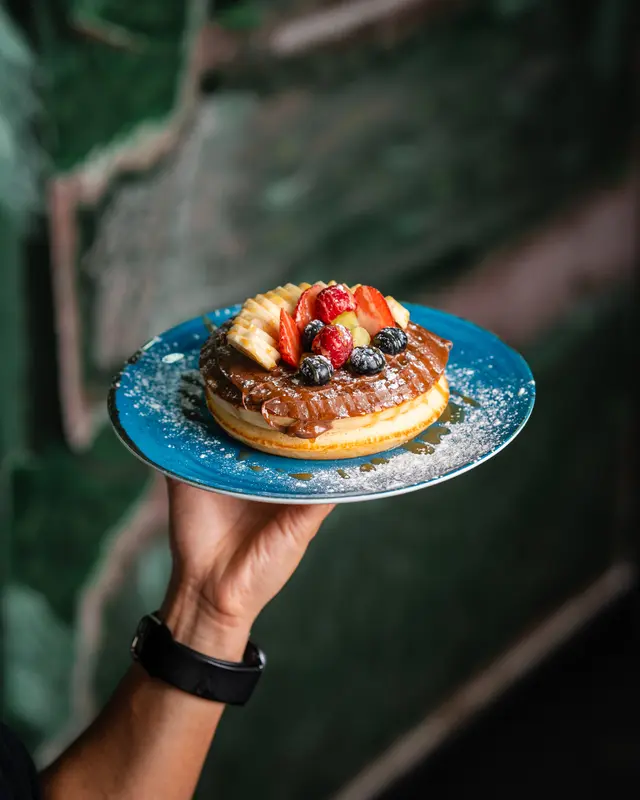 Pancake Nutella carried past the green wall
